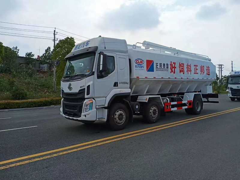 柳汽小三軸散裝飼料運輸車